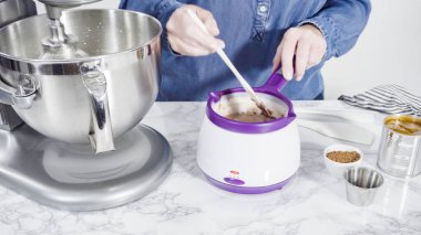 Adım adım. Ayakta duran bir mutfakta ev yapımı çikolatalı dondurma hazırlıyorum..