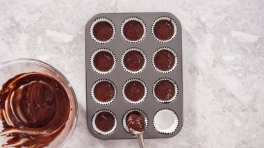 Düz yatıyordu. Adım adım. Kek kuyruğuna çikolatalı kek hamuru atmak..