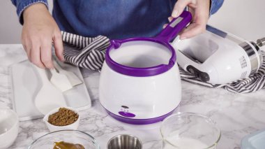 Adım adım. El yapımı mutfak mikserinde ev yapımı çikolatalı dondurma hazırlıyorum..