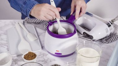 Adım adım. El yapımı mutfak mikserinde ev yapımı çikolatalı dondurma hazırlıyorum..