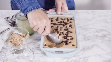 Ev yapımı çikolatalı dondurma, tavada..