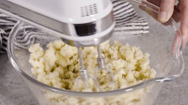 Limonlu kek için hamura malzemeleri karıştırıyorum..