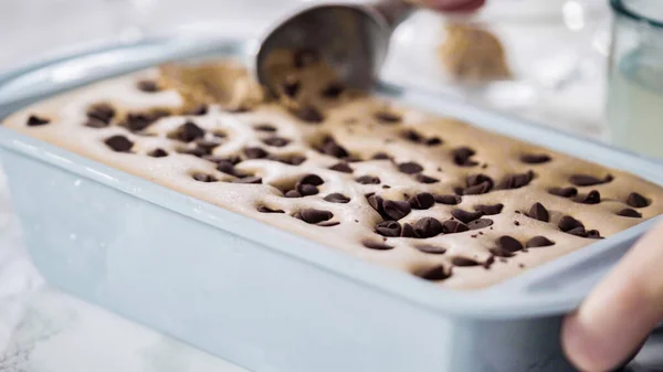 ベーキングパンの自家製チョコレートアイスクリーム — ストック写真