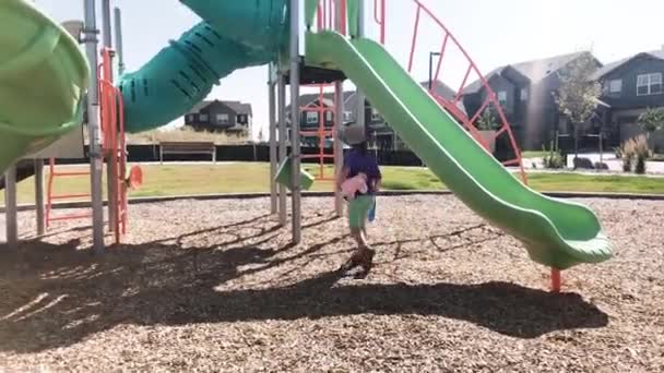 Petite Fille Jouant Sur Une Aire Jeux Moderne Pour Enfants — Video