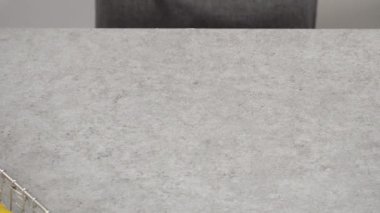 Adım adım. Limonlu kek hazırlamak için karıştırma kabının içindeki malzemeleri karıştırıyorum..