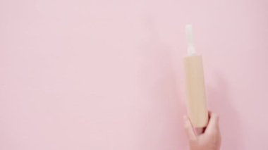Düz yatıyordu. Pembe arka planda ahşap saplı yeni mavi silikon mutfak aletleri..