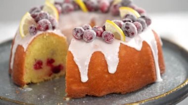 Adım adım. Böğürtlenli ve limonlu kek dilimliyorum..