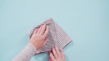 Düz yatıyordu. Mavi arka planda ahşap saplı yeni mavi silikon mutfak aletleri..