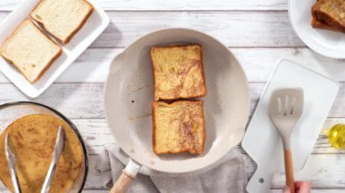 Adım adım. Kızarmış ekmek kızartma tavasında kızartılıyor..