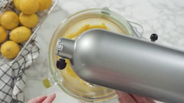 Adım adım. Düz yatıyordu. Limonlu kek için hamura malzemeleri karıştırıyorum..