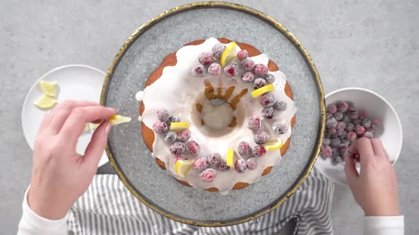 평평하게 차근차근 레몬크랜 베리를 장식하는 케이크에 설탕크랜 베리와 쐐기를 케이크 — 비디오
