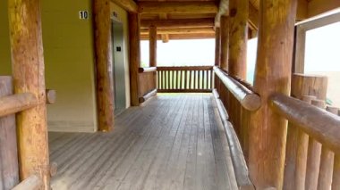 Küçük kız yaz tatilinde Cheyenne Dağ Hayvanat Bahçesi 'nde zürafa sergisini ziyaret ediyor..