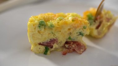 Adım adım. Beyaz tabakta dilimlenmiş pastırma ve peynirli kek..