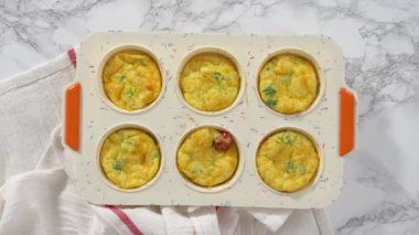 Adım adım. Düz yatıyordu. Fırından yeni çıkmış pastırma ve peynirli kek..