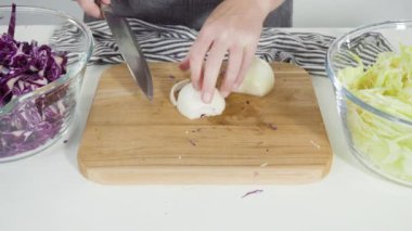 Adım adım. Tahta kesme tahtasına organik sarı soğan koymak..