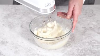 Adım adım. Krem peynirli krema hazırlamak için karıştırma kabındaki malzemeleri karıştırıyorum..