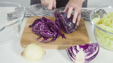 Adım adım. Ağaç kesme tahtasıyla organik lahana doğruyorum..