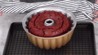 Adım adım. Mutfak rafında taze pişmiş kırmızı kadife kek..