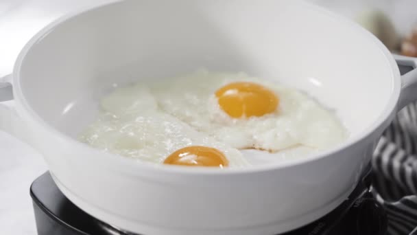 Κοίτα Από Κοντά Τηγανητό Αγρόκτημα Φρέσκα Αυγά Ένα Λευκό Τηγάνι — Αρχείο Βίντεο