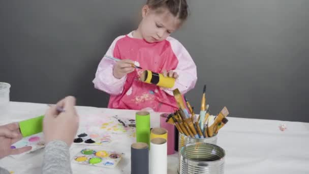 Tiden Går Papper För Barn Målning Tomma Toalettpapper Rullar Med — Stockvideo