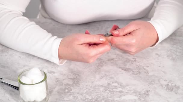 Kobieta Kończąca Manicure Domu Prostymi Narzędziami Manicure Wycinanie Naskórków Wokół — Wideo stockowe