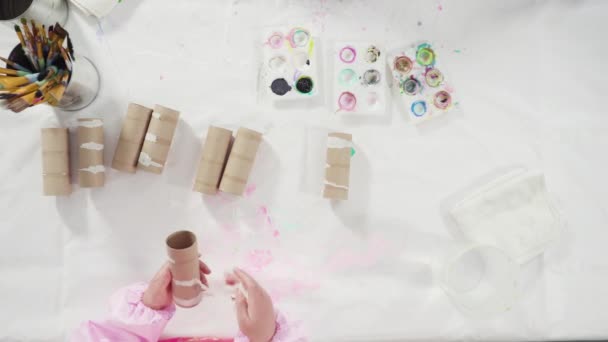 Ett Platt Ligg Papper För Barn Målning Tomma Toalettpapper Rullar — Stockvideo