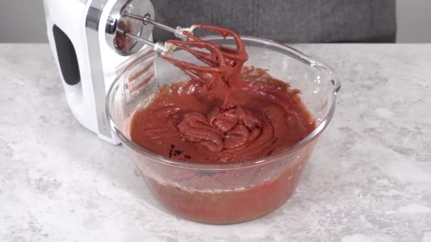 Krok Kroku Składniki Mieszania Szklanej Misce Przygotowania Czerwonego Aksamitnego Ciasta — Wideo stockowe