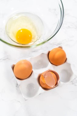 Küçük Paskalya ekmeği pişirmek için ıslak malzemeleri büyük bir bardakta karıştırıyorum..