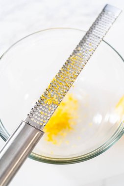 Beyaz bir kesme tahtasının üzerinde taze limon zıp zıp..