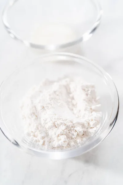 Измеренные Ингредиенты Стеклянных Мисках Приготовления Белого Хлеба Глазури — стоковое фото