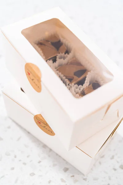 Fıstık Ezmeli Yapımı Çikolatalı Şekerlemeler Beyaz Bir Hediye Kutusuna Konuyor — Stok fotoğraf