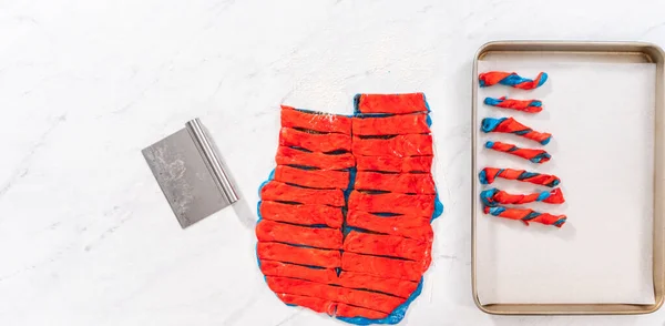 Acostado Rolling Masa Pan Rojo Azul Para Hornear Giros Patrióticos —  Fotos de Stock