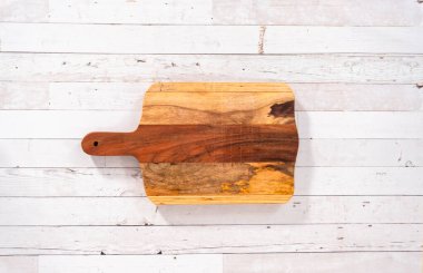 Düz yatıyordu. Mutfak bıçağıyla boş ahşap kesme tahtası.