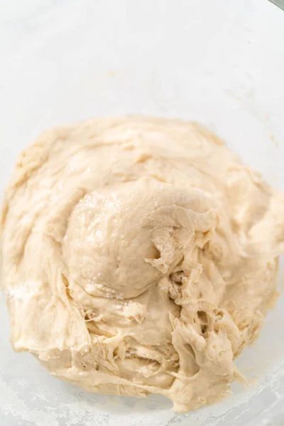 Mieszanie Ciasta Chlebowego Samodzielnym Mieszalniku Kuchennym Pieczenia Patriotycznych Cynamonowych Skrętów — Zdjęcie stockowe