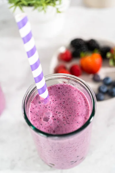 Freshly Made Mixed Berry Boba Smoothie Drinking Jar Paper Straw — ストック写真
