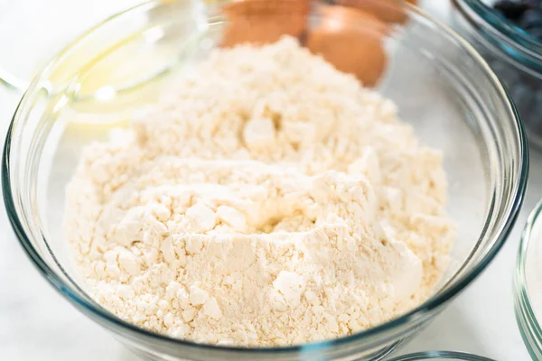 Ingredienti Misurati Ciotole Miscelazione Vetro Cuocere Torta Fascio Mirtilli Limone — Foto Stock