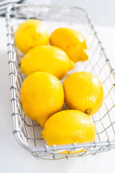 Целые Лимоны Проволочной Корзине Испечь Лимонный Пирог — стоковое фото