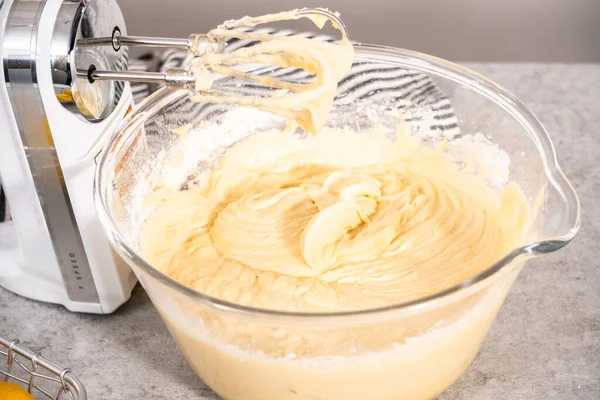 Mencampur Bahan Dalam Adonan Untuk Kue Lemon Pound — Stok Foto