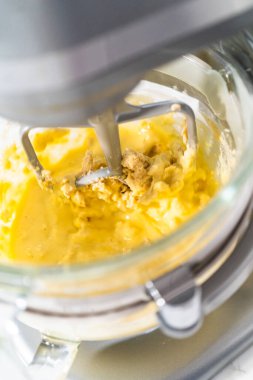 Mini Paskalya ekmeği pişirmek için mutfak mikseri malzemelerini karıştırıyorum..