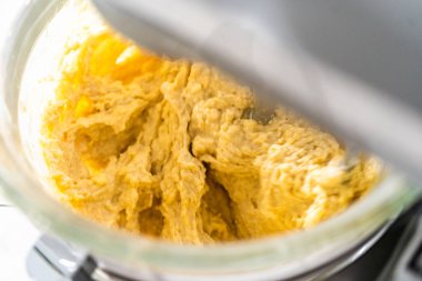 Mini Paskalya ekmeği pişirmek için mutfak mikseri malzemelerini karıştırıyorum..