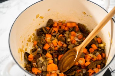 Hollanda usulü fırında yapılan kremalı mantar çorbası..