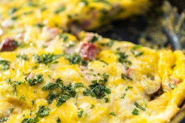 Fırınlanmış ıspanak ve jambonlu frittata dökme demir tavada..