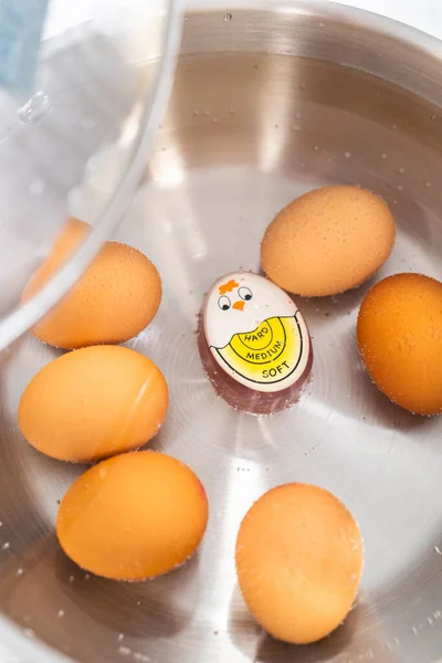 Huevos Orgánicos Marrones Hirviendo Una Olla Para Preparar Huevos Duros —  Fotos de Stock