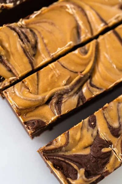 Cortar Chocolate Con Mantequilla Cacahuete Trozos Pequeños Una Tabla Cortar —  Fotos de Stock