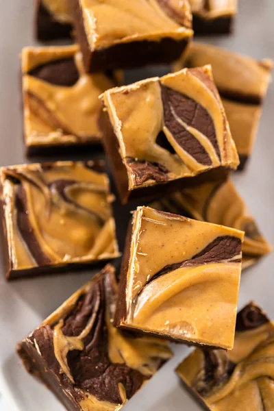 Hausgemachte Schokolade Fudge Mit Erdnussbutter Wirbeln Stücke Auf Einem Weißen — Stockfoto