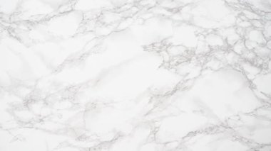 Düz yatıyordu. Adım adım. Mutfak masasında çörek pişirmek için gerekli malzemeler..