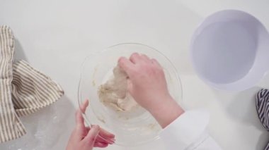 Düz yatıyordu. Tarçınlı rulo pişirmek için elle hamur örüyorum..