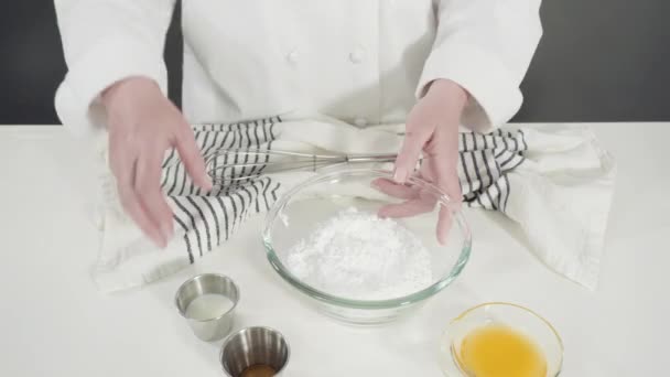 Desfasamento Temporal Misturando Ingredientes Uma Tigela Vidro Para Preparar Glace — Vídeo de Stock