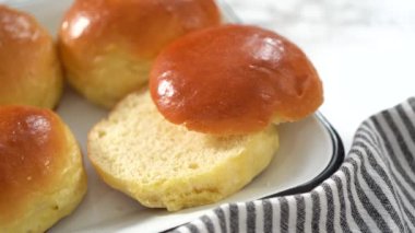 Adım adım. Taze pişmiş çörekler metal servis tepsisinde.