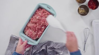 Zaman aşımı. Düz yatıyordu. Adım adım. Bardak karıştırma kabında klasik sığır etli rulo köfte tarifi karışımı..